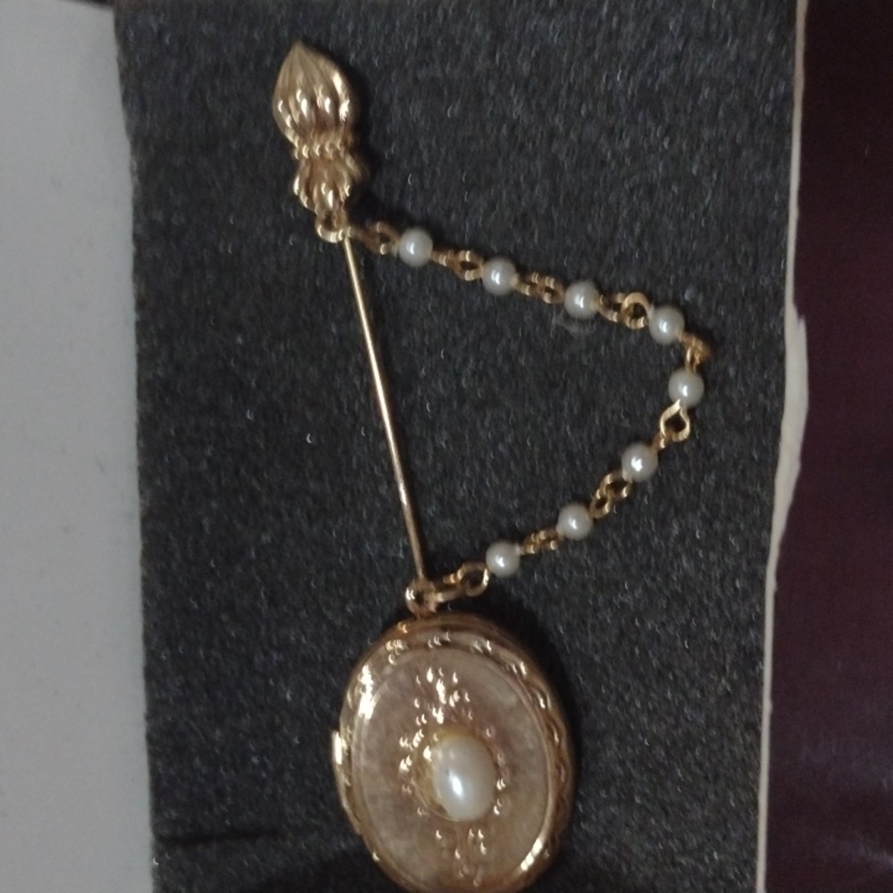 Avon  1992 Locket Pin gold toned etched design signed Dated Nib